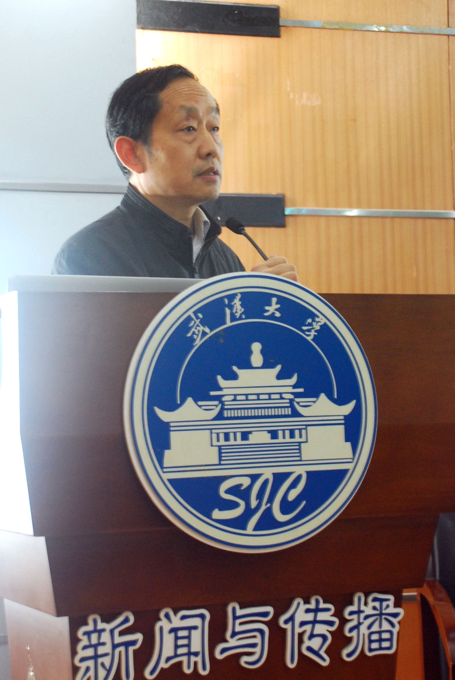 展江教授在问鼎娱乐畅谈媒体审判真与伪