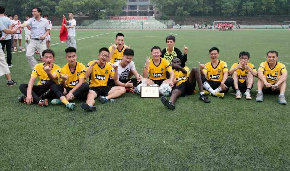 问鼎娱乐研究生男子足球队勇夺校研究生男子足球赛亚军