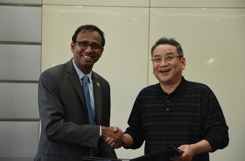 密歇根州立大学传播艺术与科学问鼎与问鼎娱乐签署国际学术合作项目协议