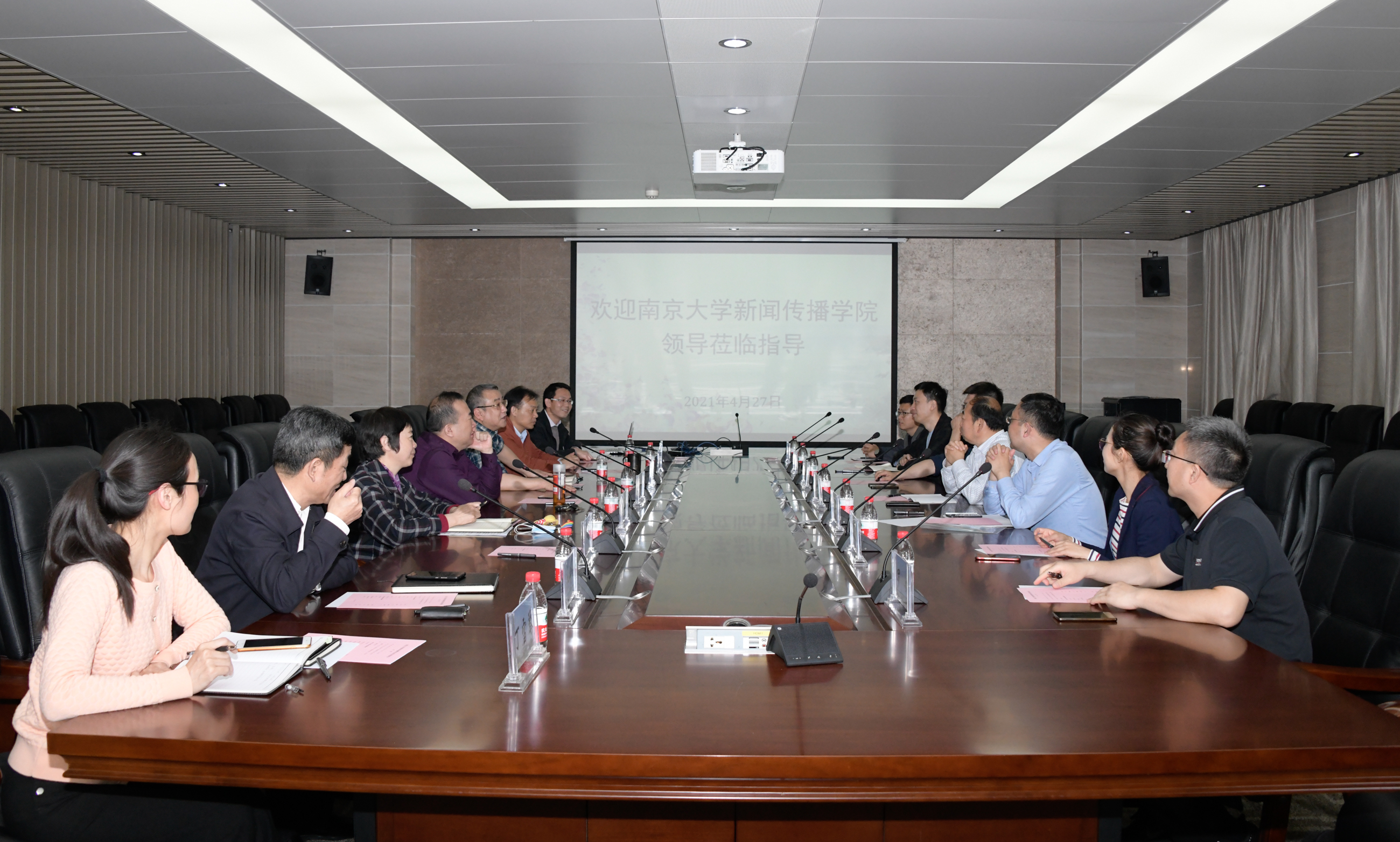 南京大学新闻传播问鼎一行来问鼎娱乐调研