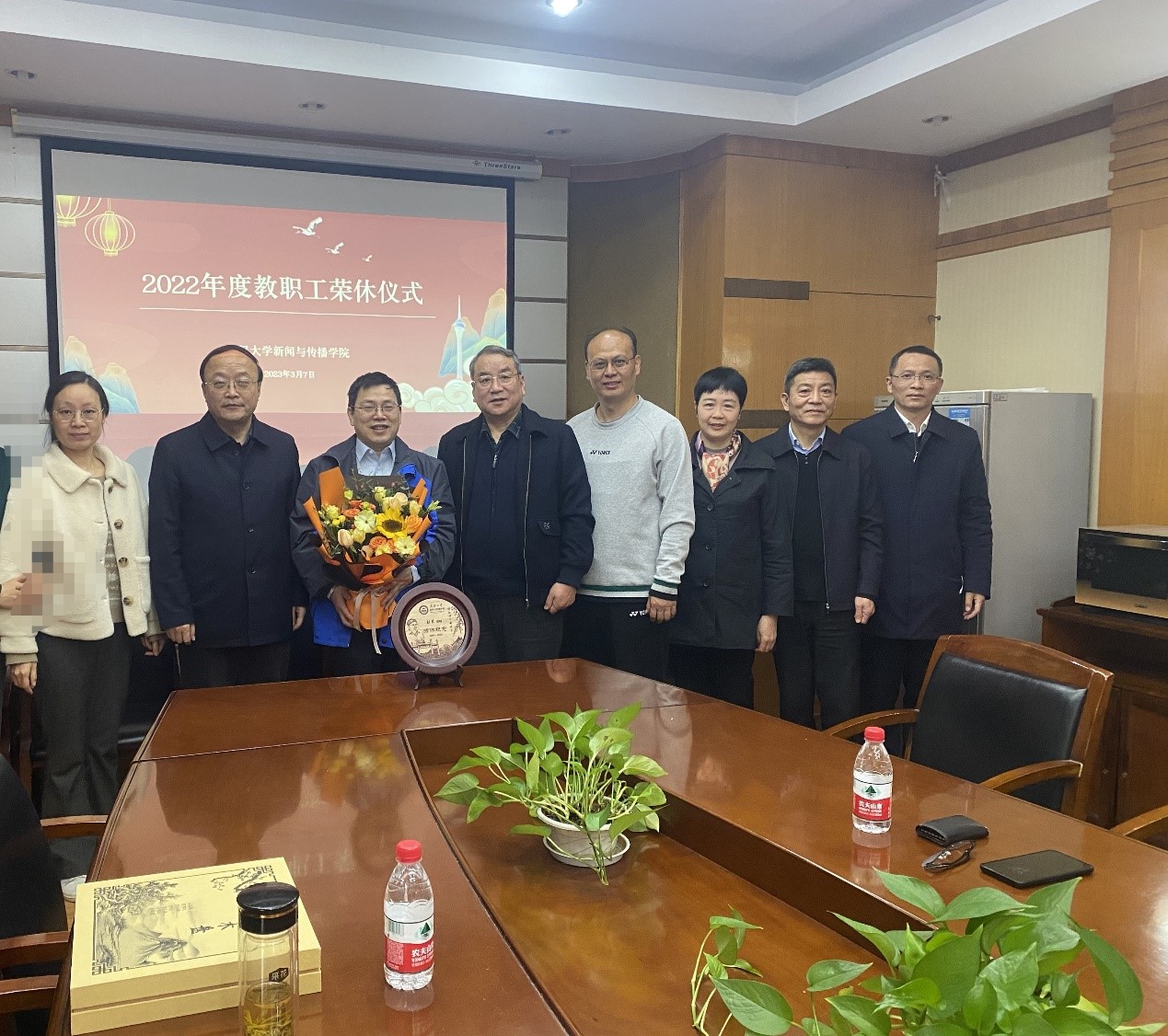 问鼎举行2022年教职工荣休仪式