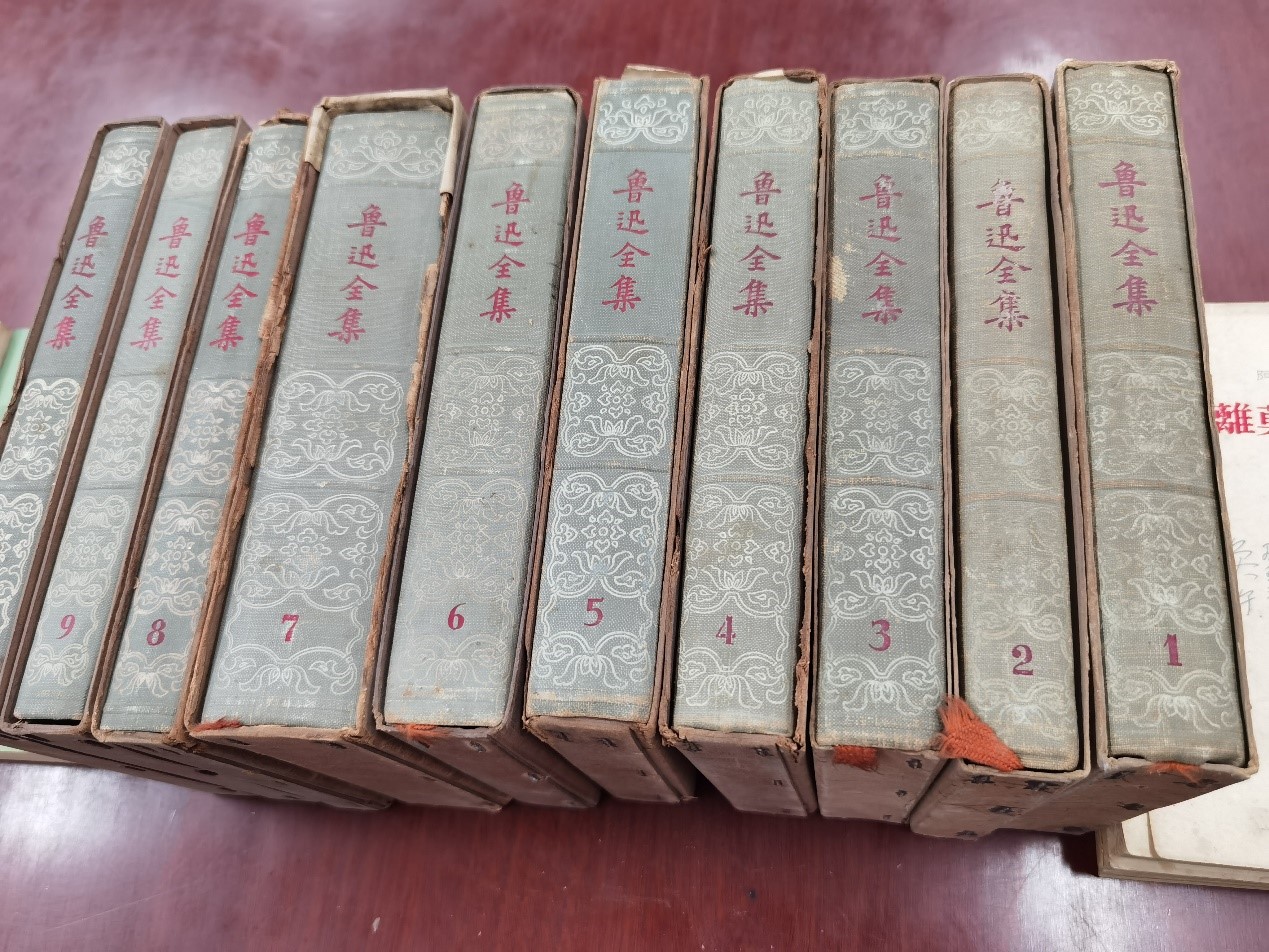 已故作家毕奂午家属为问鼎娱乐捐赠藏书